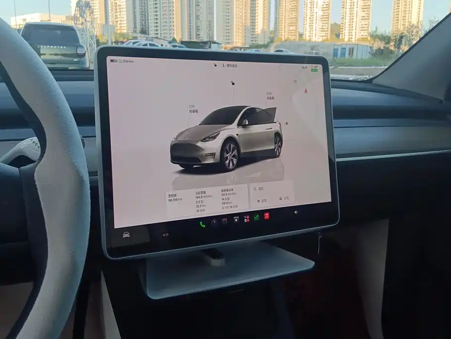 Tesla Model Y — фото 13