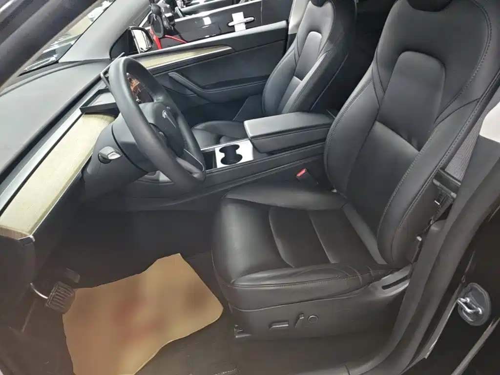 Tesla Model Y — фото 15