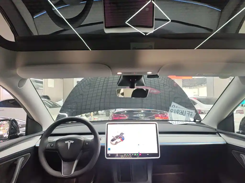 Tesla Model Y — фото 18
