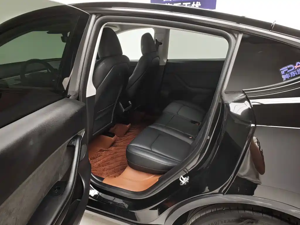Tesla Model Y — фото 17