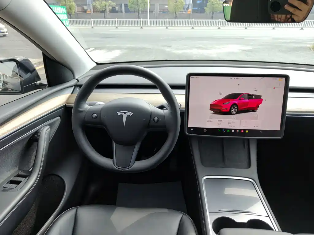 Tesla Model Y — фото 12
