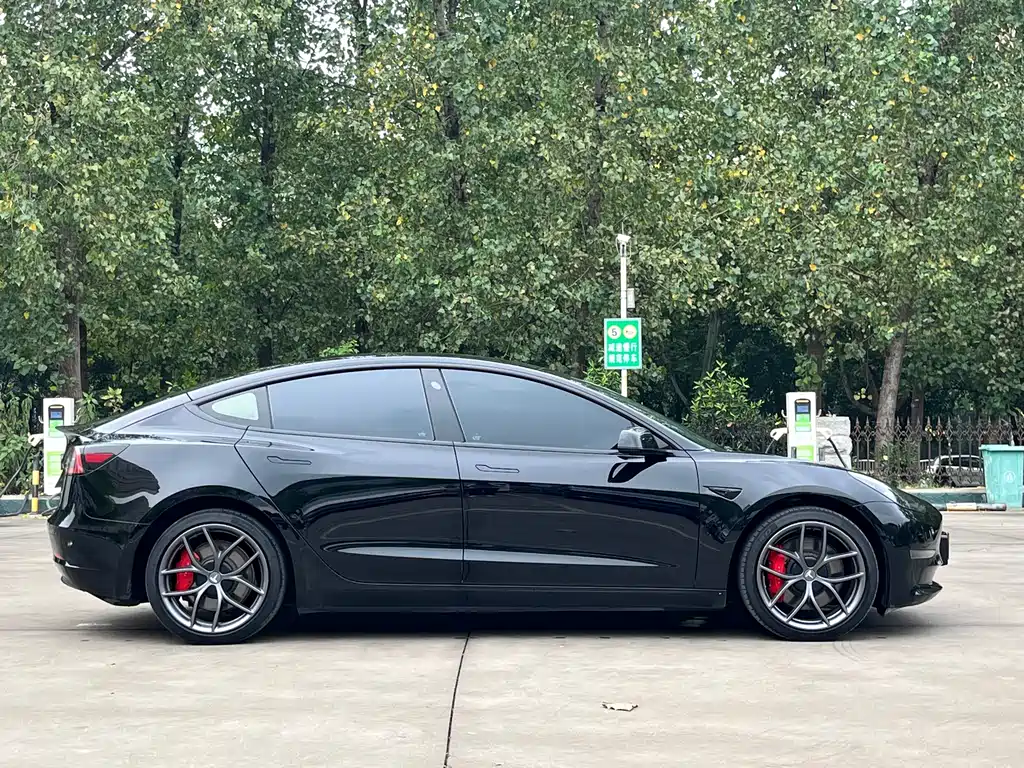 Tesla Model 3 — фото 4
