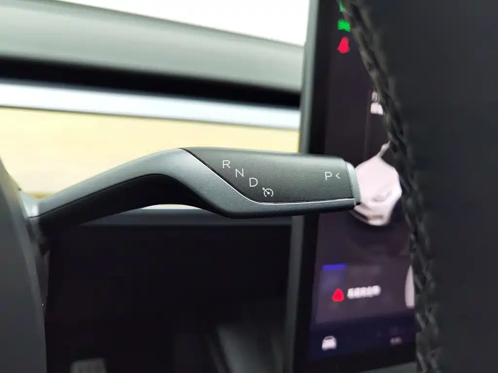 Tesla Model Y — фото 13