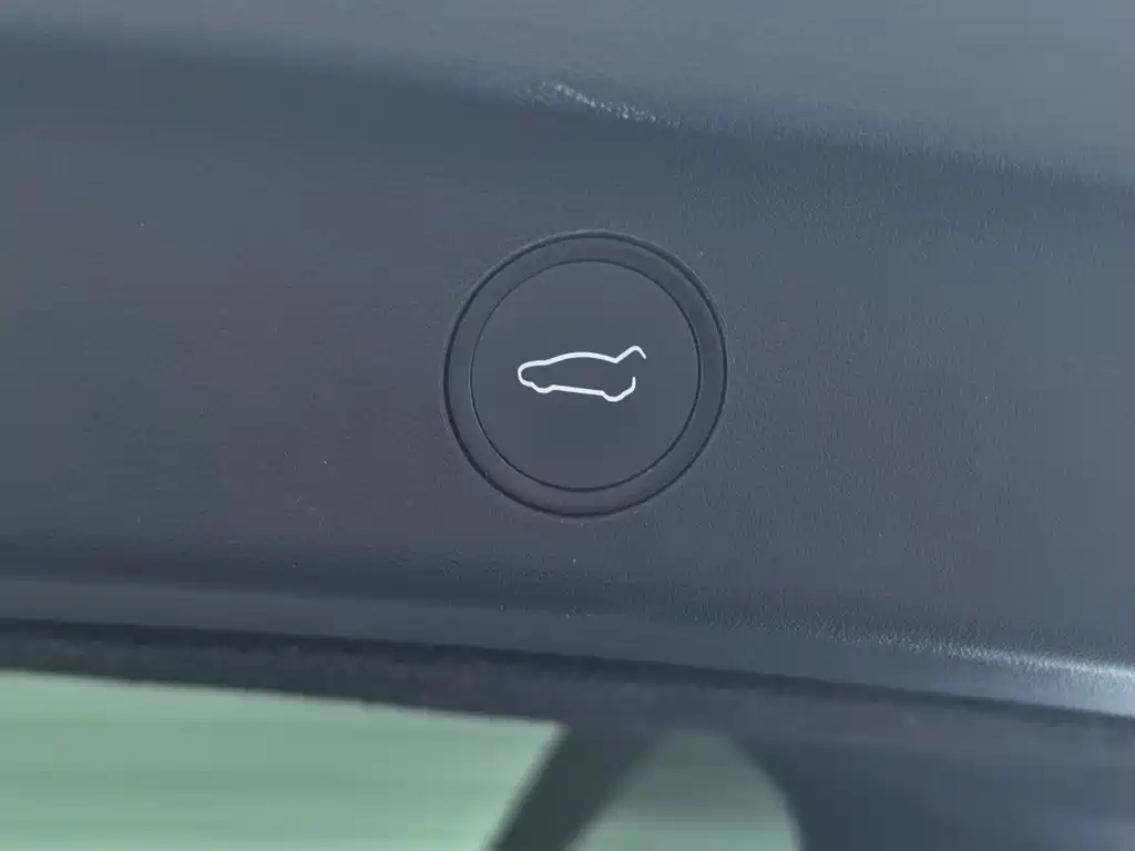 Tesla Model Y — фото 11