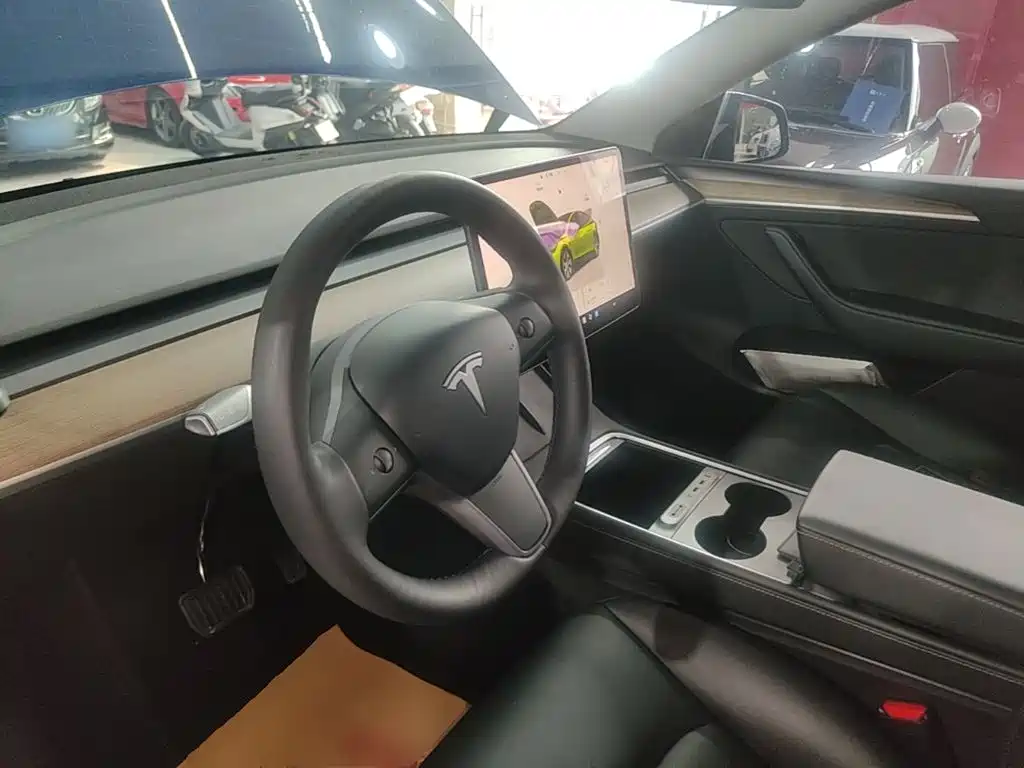 Tesla Model Y — фото 11