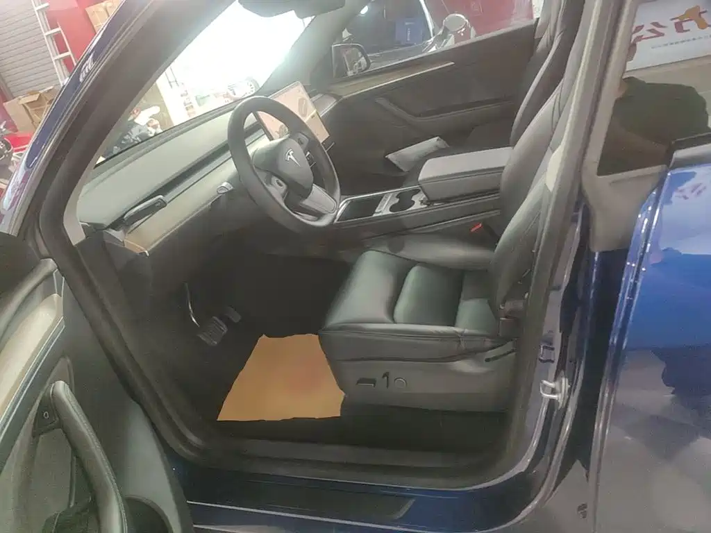 Tesla Model Y — фото 15