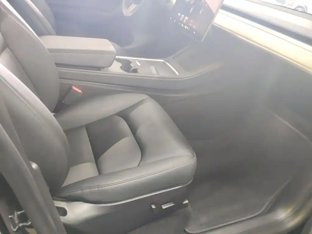 Tesla Model Y — фото 25