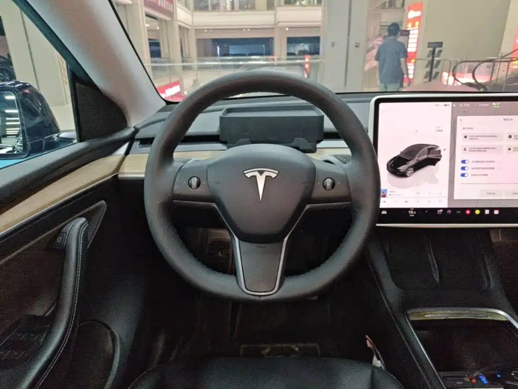 Tesla Model Y — фото 11