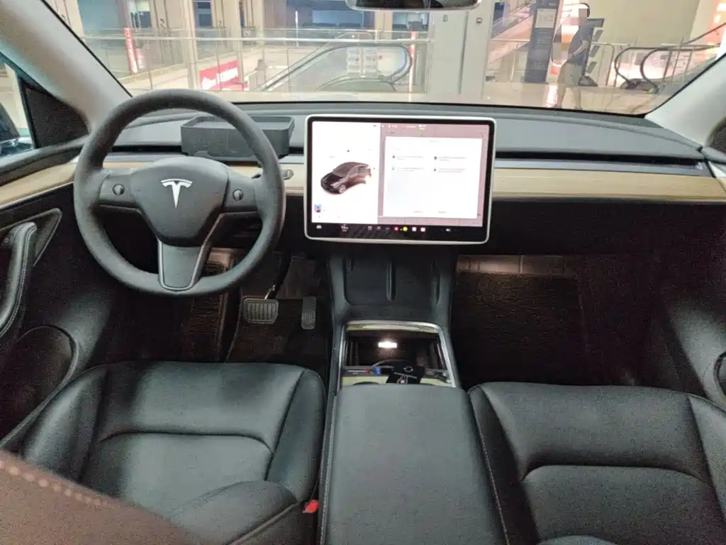 Tesla Model Y — фото 10