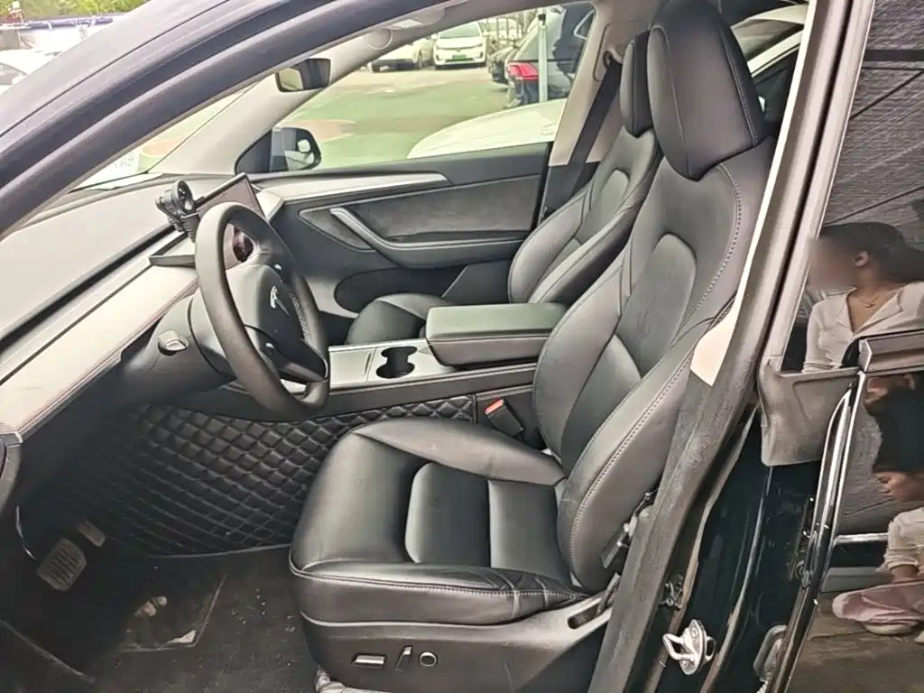 Tesla Model Y — фото 15