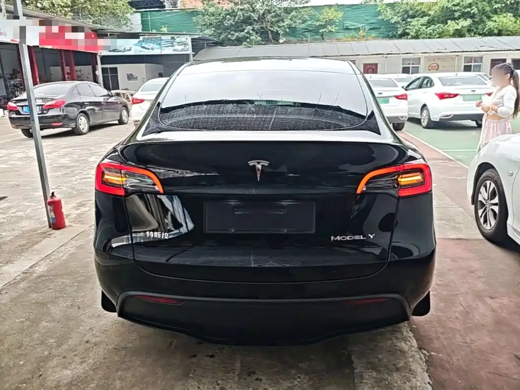Tesla Model Y — фото 6