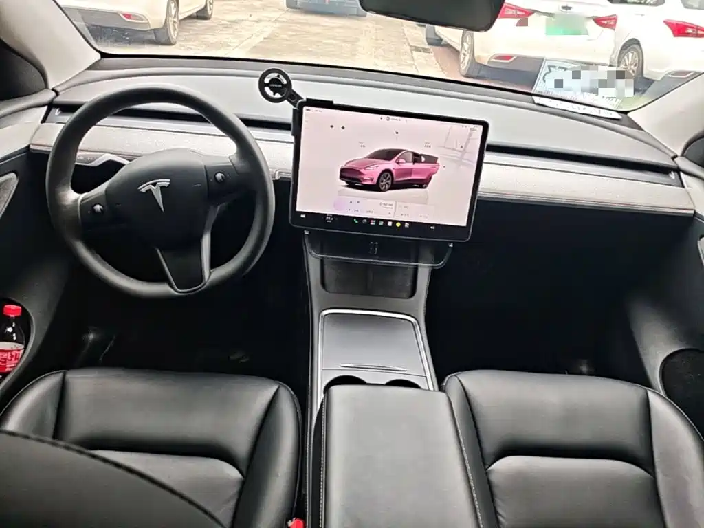 Tesla Model Y — фото 10