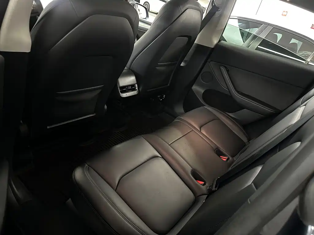 Tesla Model Y — фото 11