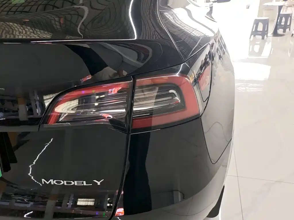 Tesla Model Y — фото 8