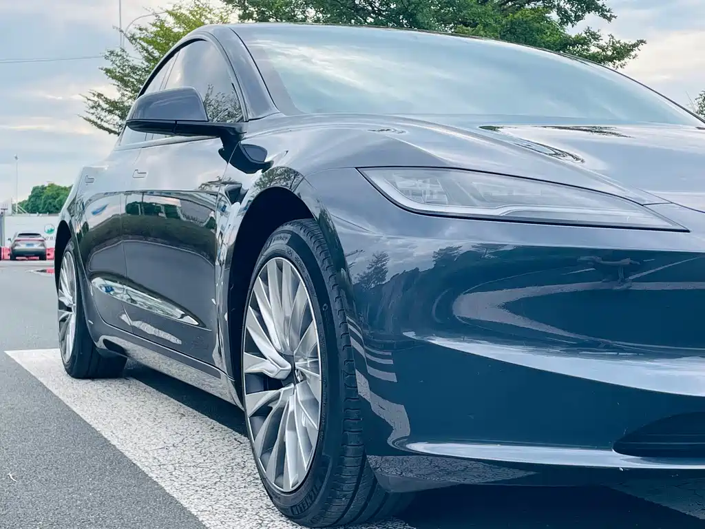Tesla Model 3 — фото 14