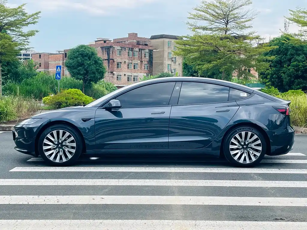 Tesla Model 3 — фото 8