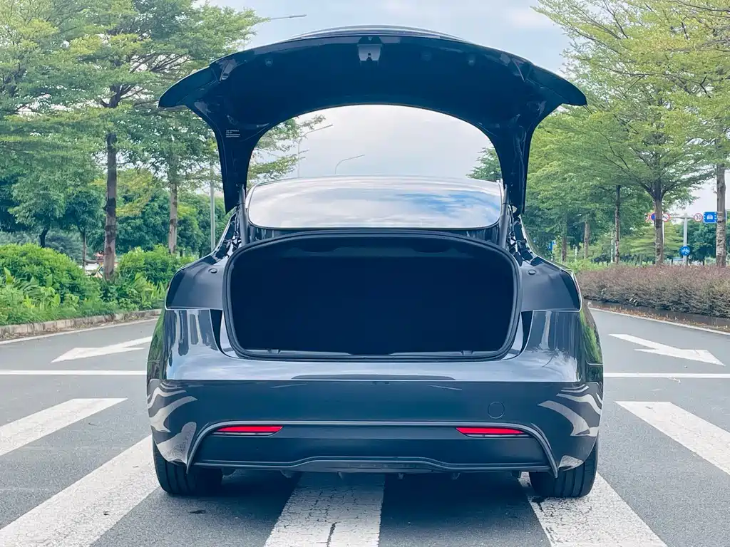 Tesla Model 3 — фото 9