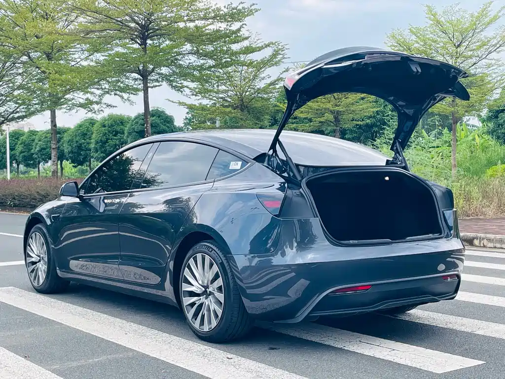 Tesla Model 3 — фото 10