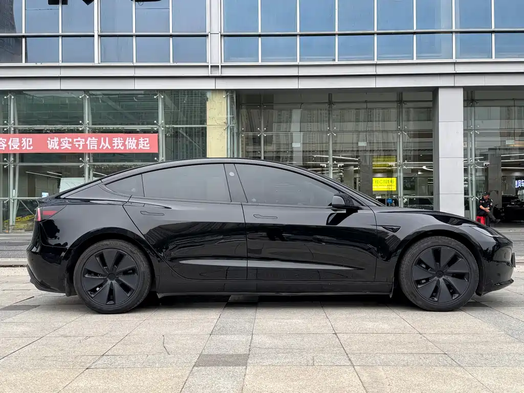Tesla Model 3 — фото 5