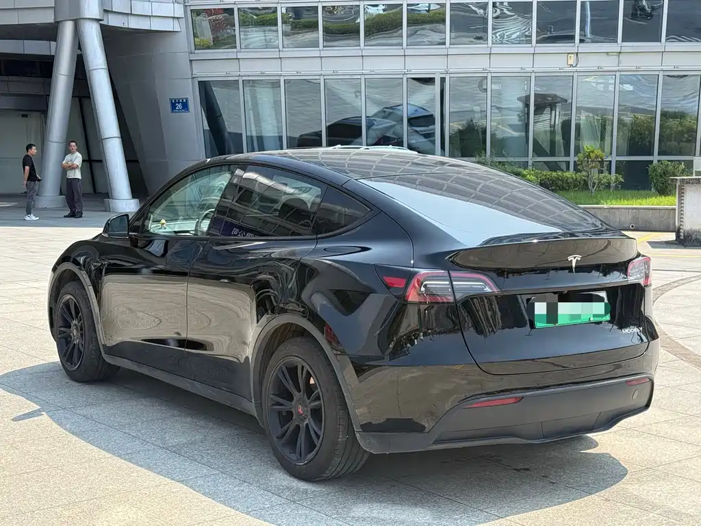 Tesla Model Y — фото 10