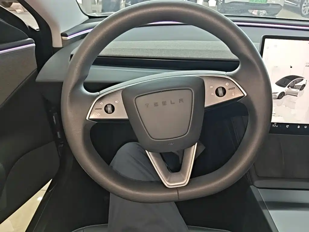 Tesla Model 3 — фото 11