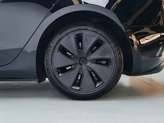 Tesla Model 3 — фото 13