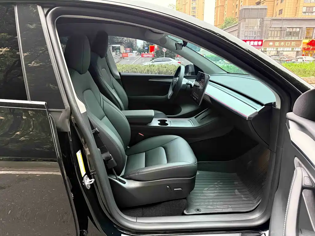 Tesla Model Y — фото 11