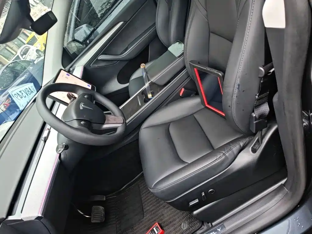 Tesla Model Y — фото 15