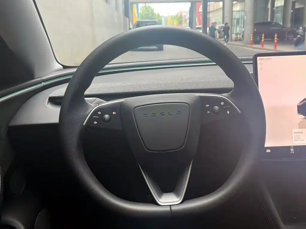 Tesla Model 3 — фото 11