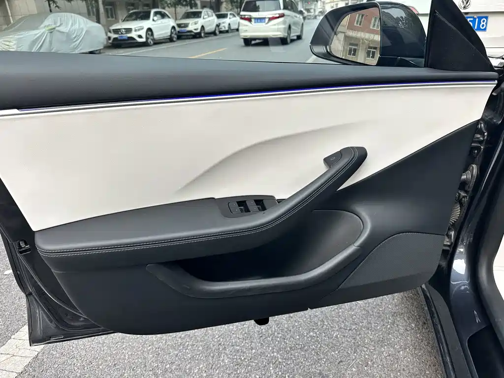 Tesla Model 3 — фото 3