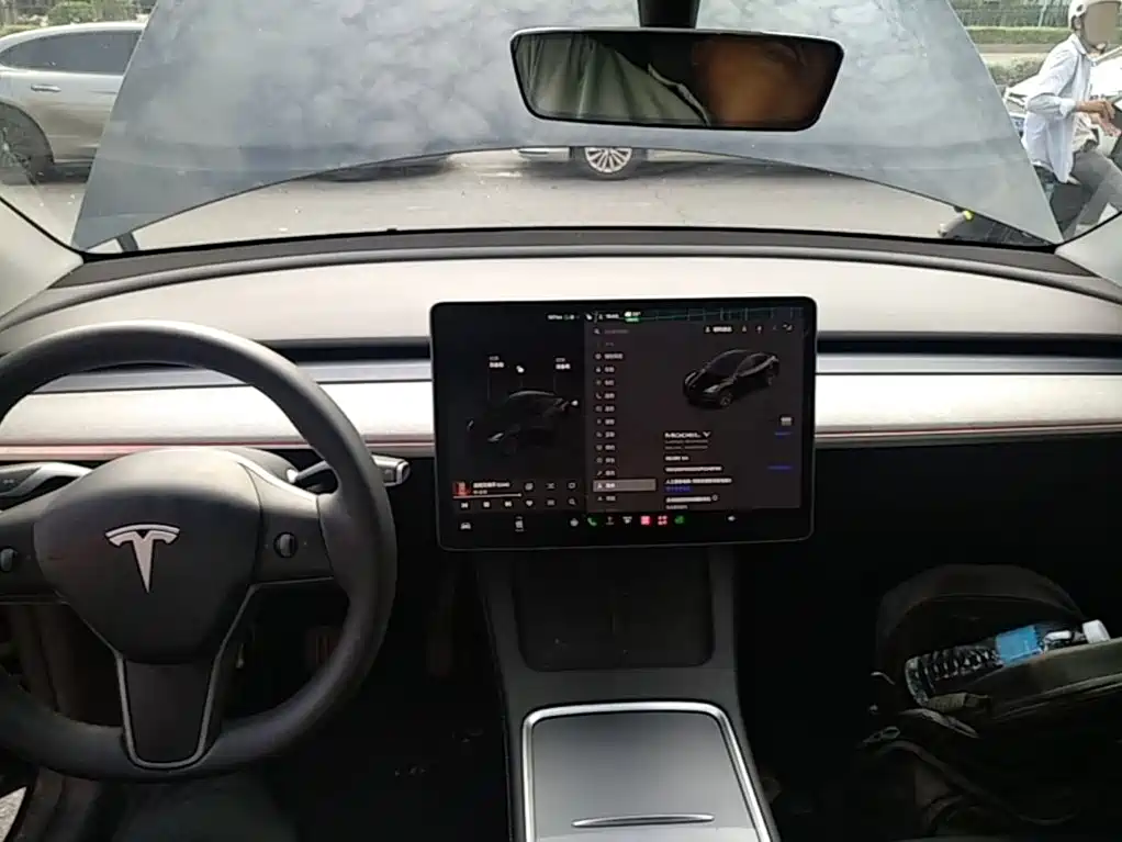 Tesla Model Y — фото 10