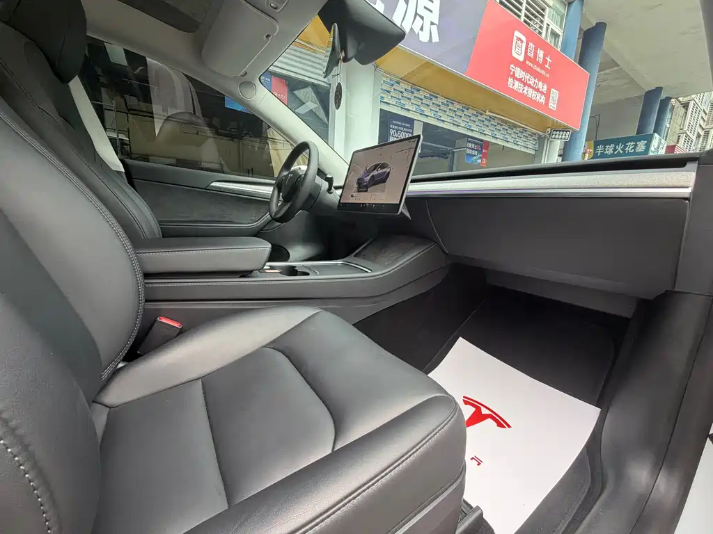 Tesla Model Y — фото 10
