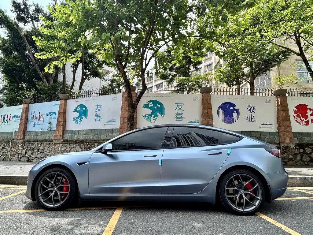 Tesla Model 3 — фото 4