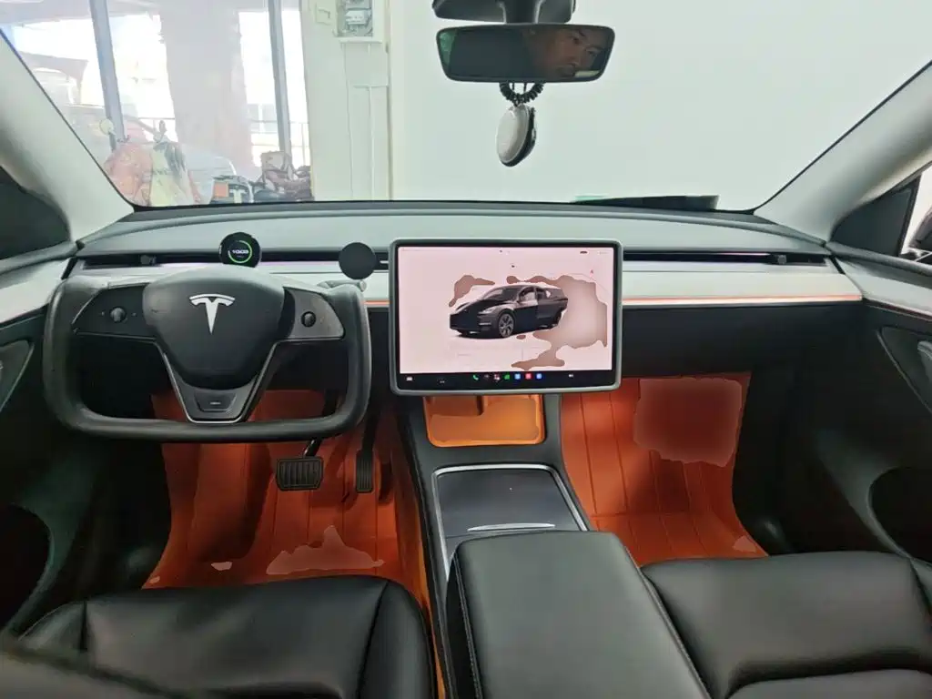 Tesla Model Y — фото 10