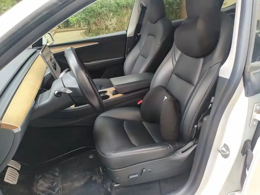 Tesla Model Y — фото 15