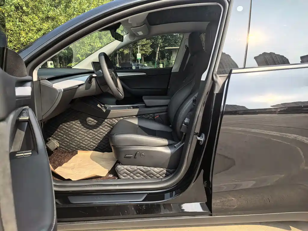 Tesla Model Y — фото 11