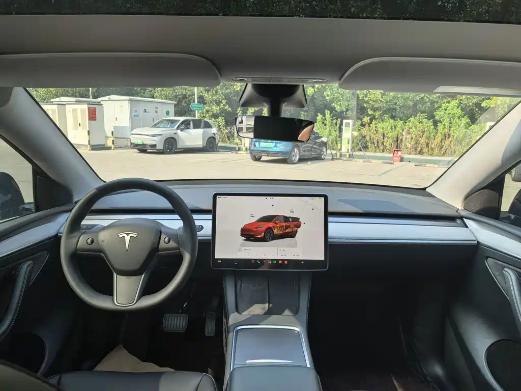 Tesla Model Y — фото 6