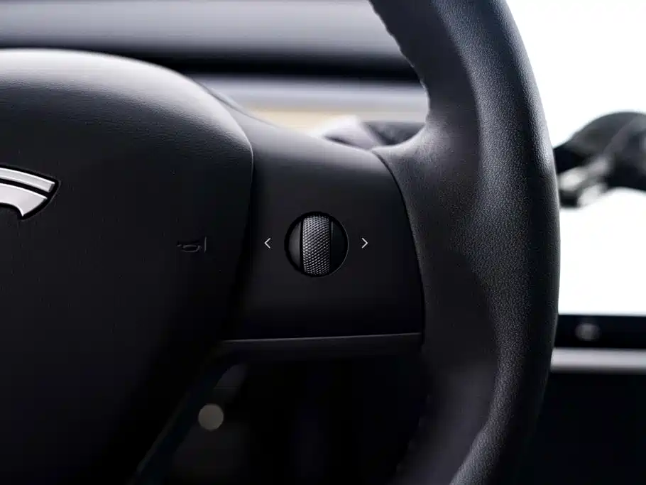 Tesla Model Y — фото 28