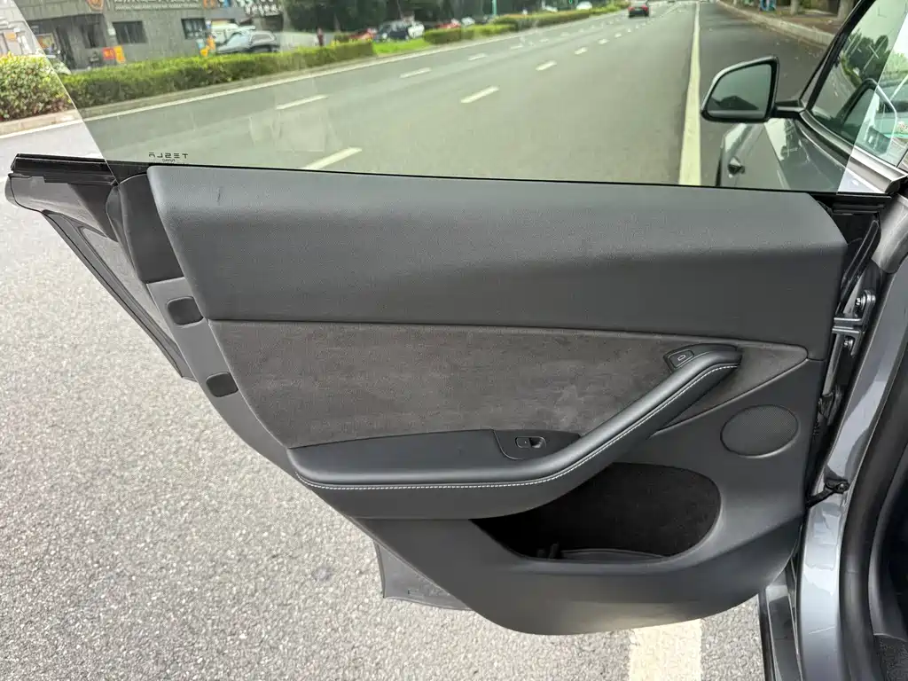 Tesla Model Y — фото 11