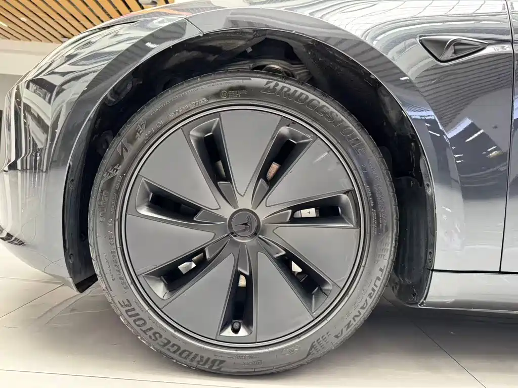 Tesla Model 3 — фото 19