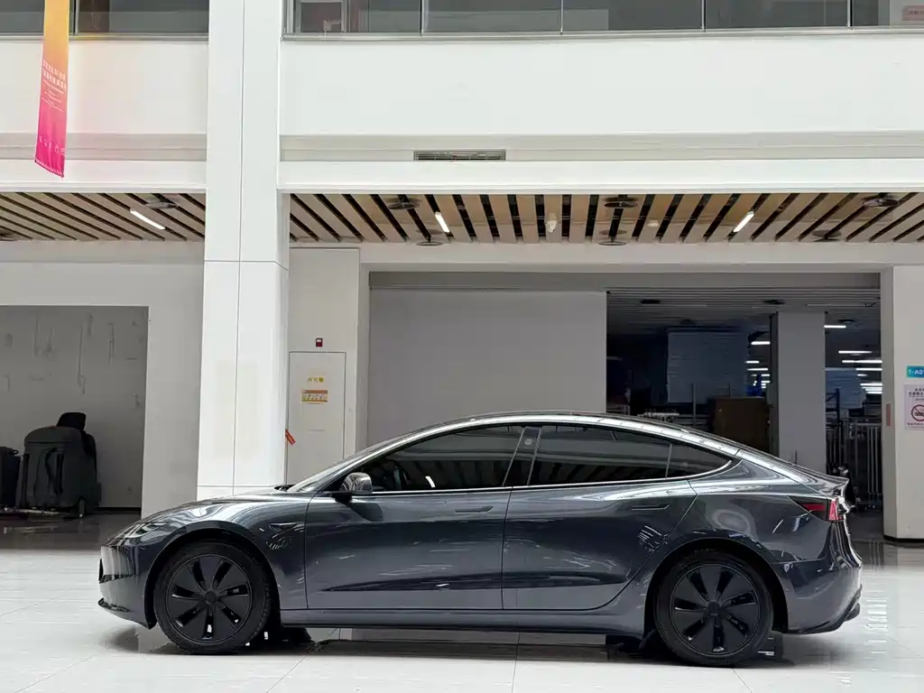 Tesla Model 3 — фото 7
