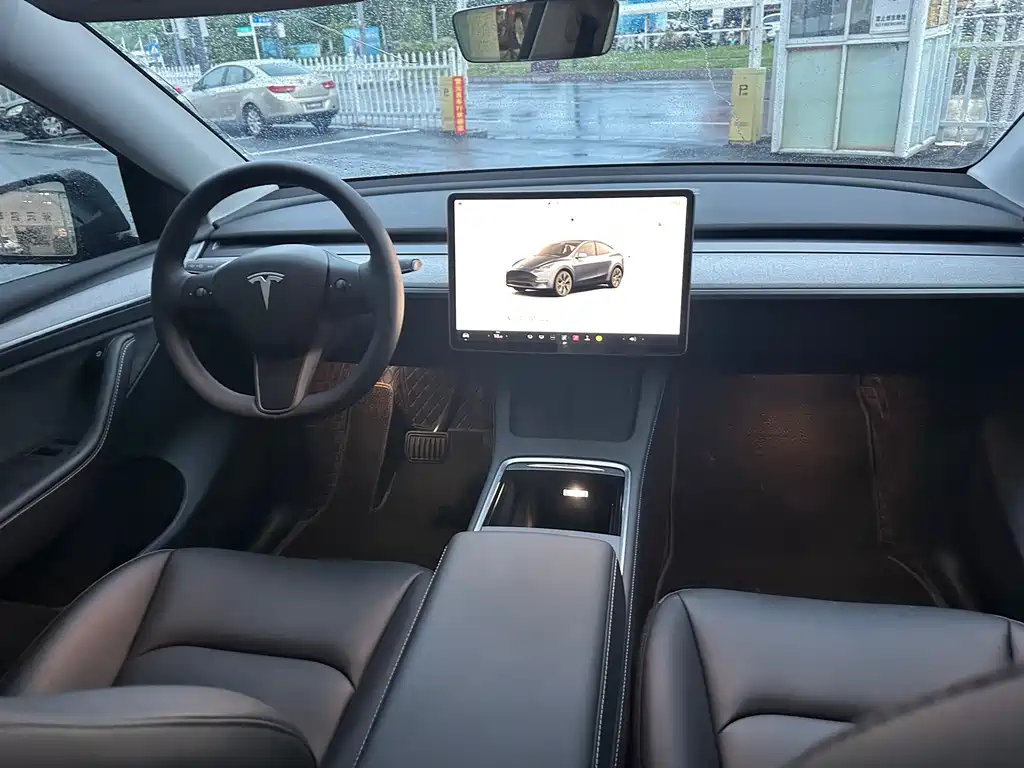 Tesla Model Y — фото 7