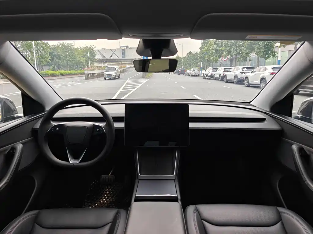 Tesla Model Y — фото 11