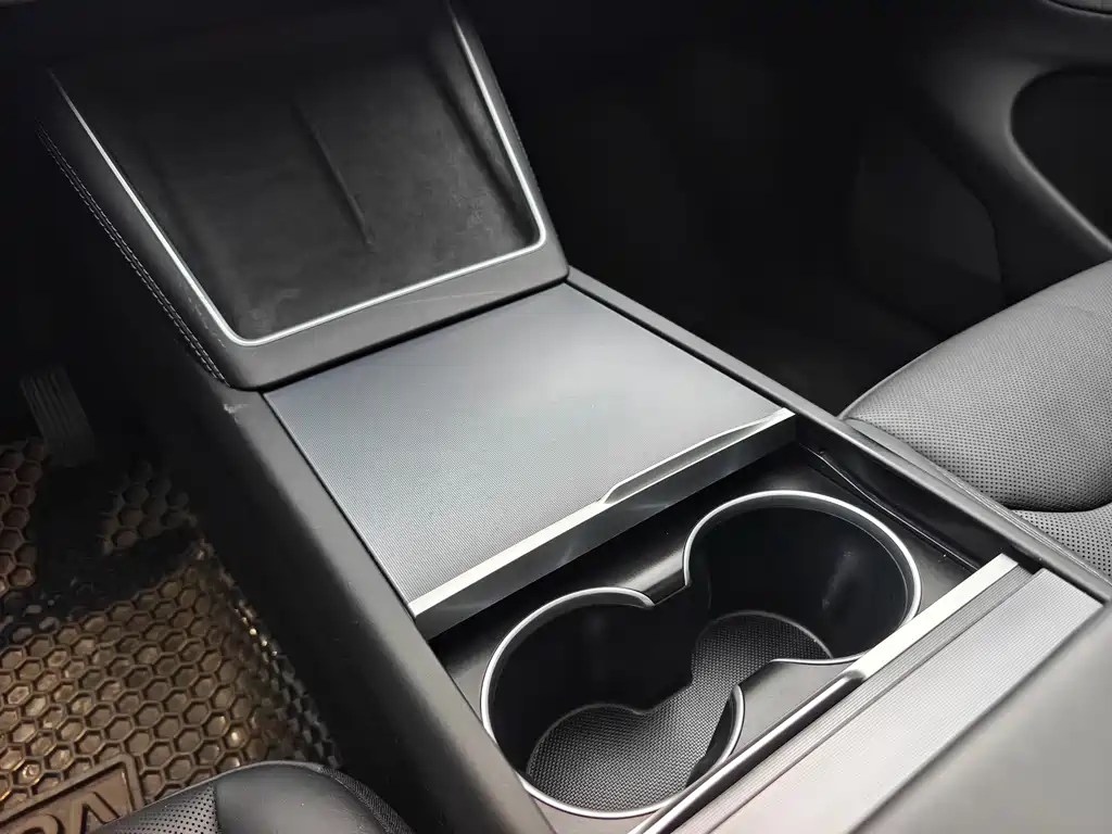 Tesla Model Y — фото 15
