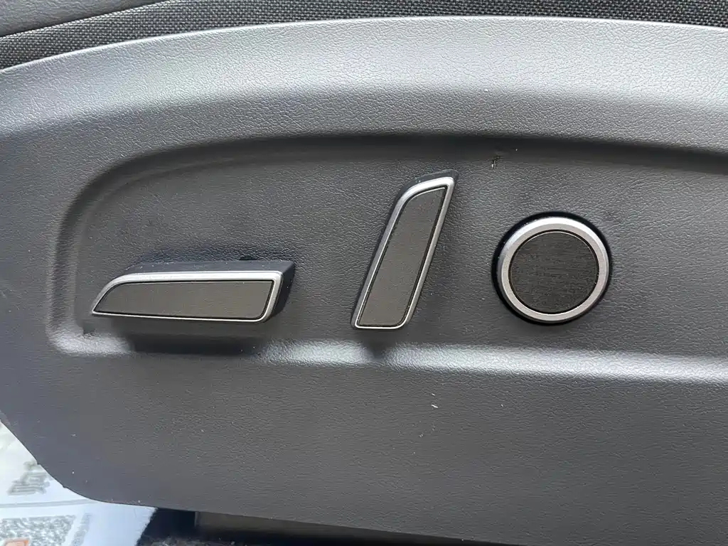 Tesla Model Y — фото 11
