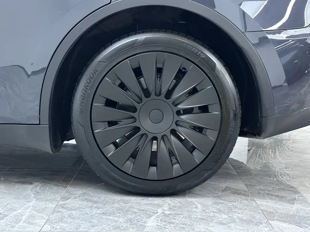 Tesla Model Y — фото 13