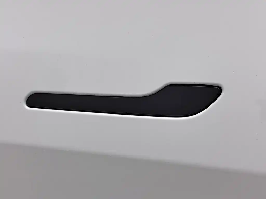 Tesla Model Y — фото 18