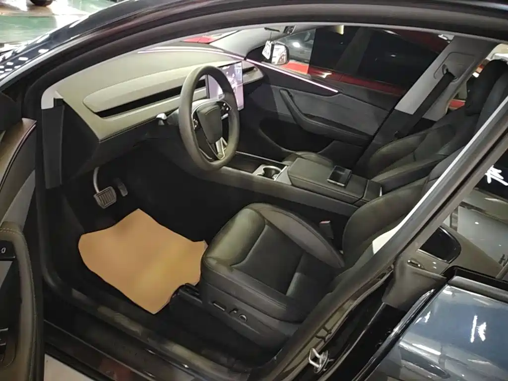 Tesla Model Y — фото 15