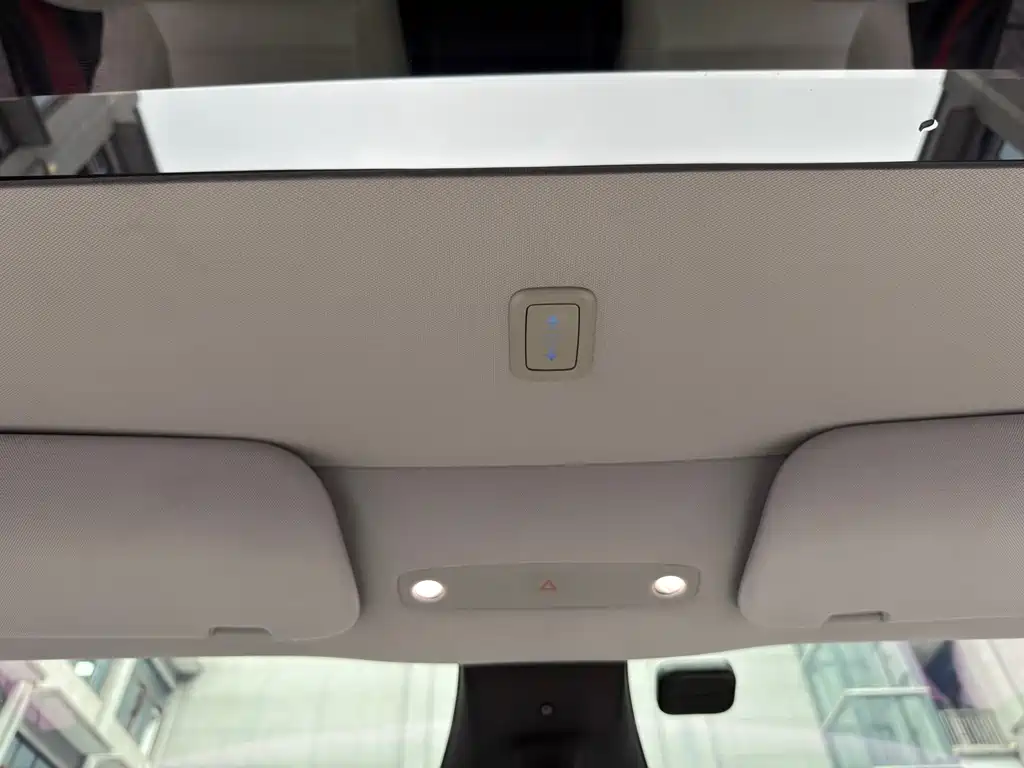 Tesla Model Y — фото 17