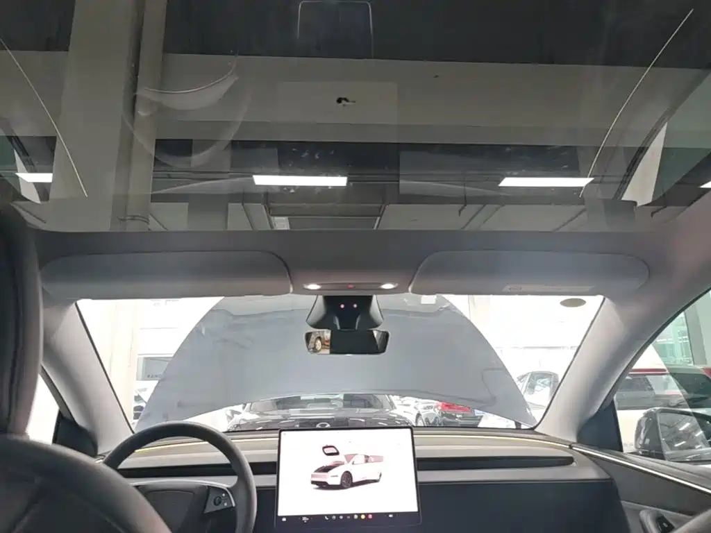 Tesla Model Y — фото 14